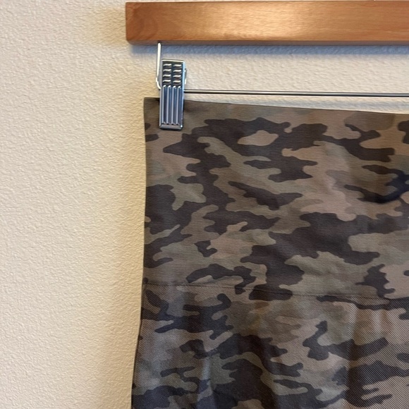 Spanx Look at Me Now Seamless Cropped Leggings in Sage Camo - Picture 7 of 11